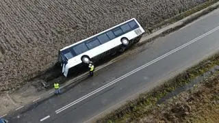 Autobus zsunął się do rowu