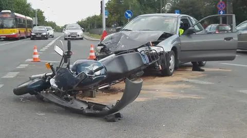 Światła naprawione, wciąż się rozbijają. Tym razem motocykl z mitsubishi