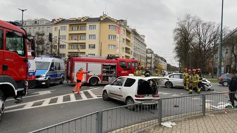 Wypadek w alei Niepodległości. Auta blokowały skrzyżowanie, jedna osoba ranna