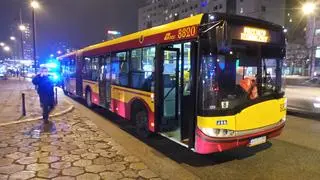 Awaryjne hamowanie autobusu w alei Stanów Zjednoczonych