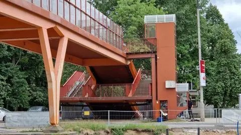 Rozbiorą kładkę, ale najpierw muszą zamknąć fragment ulicy. Kolejne utrudnienia na Mokotowie