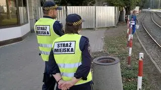 Strażnicy pouczają i wlepiają mandaty