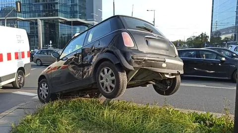 Po zderzeniu auto zawisło na znaku. Ściągali je strażacy