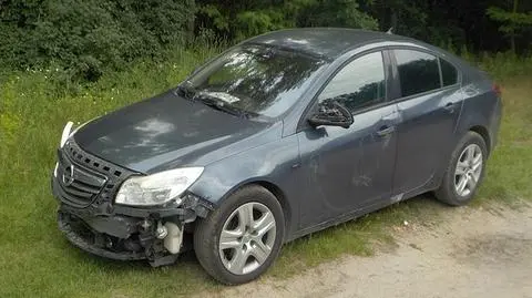 Na leśnej drodze zauważyli rozbite auto. "Zostało użyte do zuchwałej kradzieży i napadu rabunkowego"