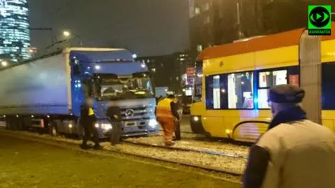 Ciężarówka zablokowała tramwaje na Kercelaku