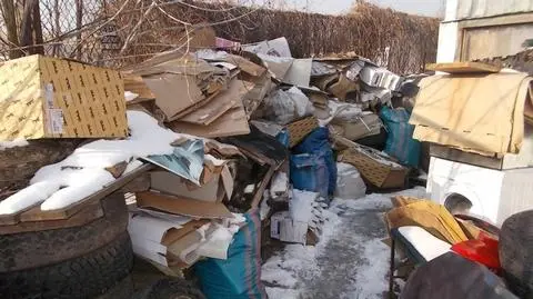 Folia, stare płyty i plastik. Nielegalne palenisko na Białołęce
