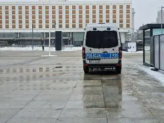 Patrol policji na placu Piłsudskiego (18.01.2024)