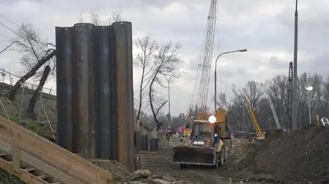 Na stacji Stadion osunęła się ziemia. Przez budowę metra