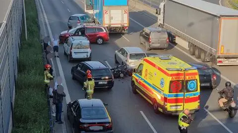 Zderzenie ciężarówki z motocyklistą i karambol. Ranni