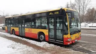 Zderzenie autobusu z samochodem na Bielanach