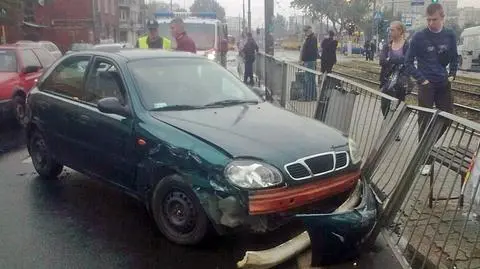 Lanos wpadł na barierki