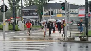 Tłumy przechodzą z przystanku na przystanek