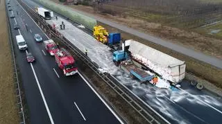 Zderzenie ciężarówek na krajowej "siódemce"