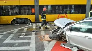 Kierowca forda uderzył w bok tramwaju