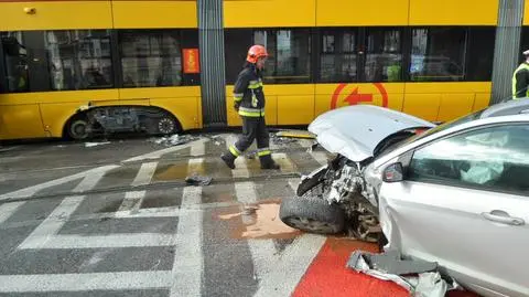 Kolizja auta z tramwajem. Tory i ulica 11 Listopada były zablokowane 