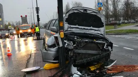 Zderzenie dwóch aut na Ursynowie. Jedna osoba trafiła do szpitala 