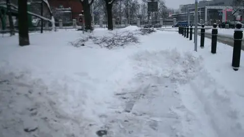 Zaspy na chodnikach. "Piesi się skarżą" 