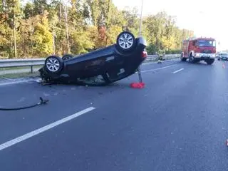 Dachowanie po zderzeniu z ciężarówką na Żołnierskiej