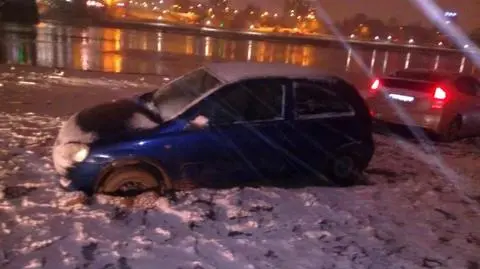 Zakopał się autem na plaży. Wezwał na pomoc kolegę, który też utknął w piachu