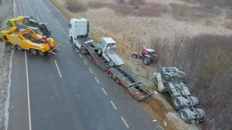 Wiózł traktor, furgonetkę i ciągnik siodłowy. Zderzył się z osobówką