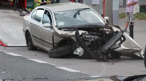 Zderzenie w alei Niepodległości. "Części aut rozsypały się na jezdnię"