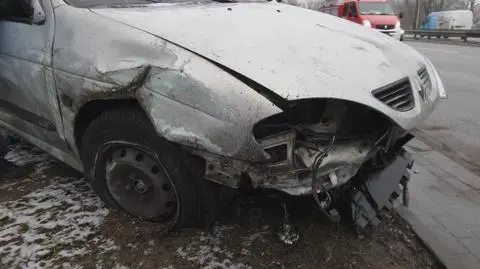 Wypadek na Wisłostradzie. Renault uderzył w barierki i dachował