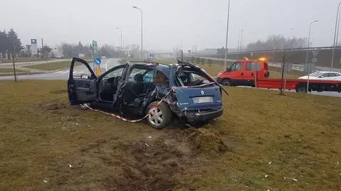 Samochód wypadł z ronda i dachował. W środku trzech pijanych mężczyzn 