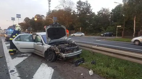 Zderzenie trzech samochodów, dwie osoby poszkodowane