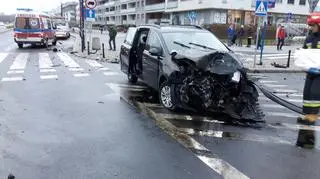 Volkswagen zderzył się z samochodem ciężarowym