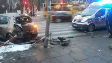 Piesza trafiła do szpitala po zderzeniu samochodów