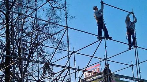 Demontują rusztowanie Reklama gigant znika z centrum