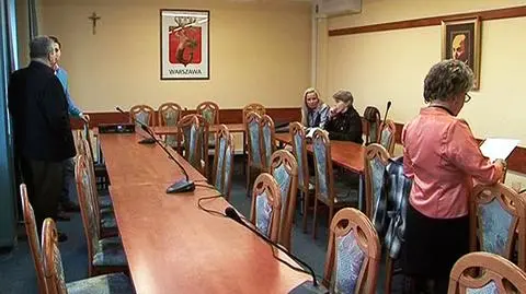 Opozycja obraduje, burmistrz wzywa policję