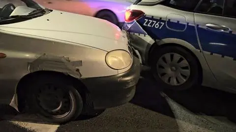 Zderzenie samochodu osobowego z radiowozem 