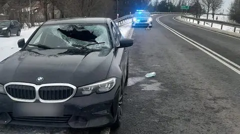 Bryła lodu spadła z ciężarówki, przebiła szybę innego auta. Kierowca ranny