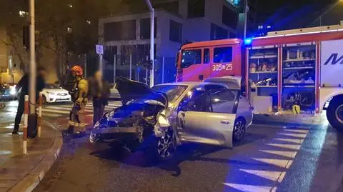 Groźne zderzenie trzech aut. Straż: uwolniliśmy jedną osobę