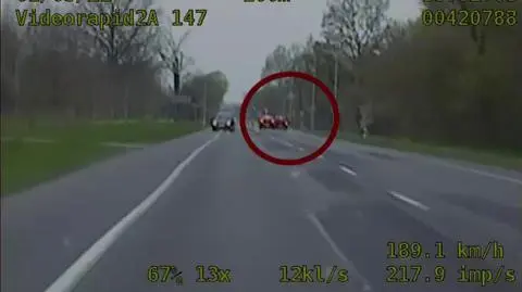 "Mknął z prędkością ponad 200 kilometrów na godzinę". Wylądował w rowie