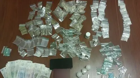 "Był zdenerwowany, policjanci postanowili sprawdzić, o co chodzi". Zajrzeli do podłokietnika w aucie