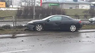 Samochód wjechał w ogrodzenie na pasie zieleni 