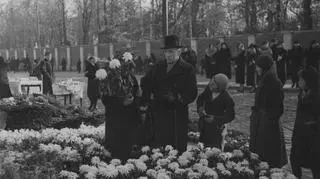 Sprzedaż kwiatów przed Powązkami (1935)