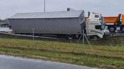 Po kolizji z autem tir zawisł na barierkach