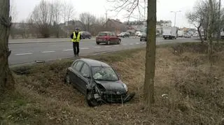 Nissan w rowie