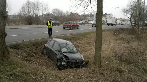 Wjechała w taksówkę, a później do rowu