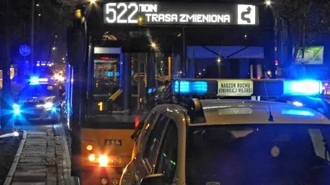 Kierowca autobusu musiał gwałtownie hamować. Pasażer rozbił głowę, wokół "bardzo dużo odłamków szkła"