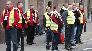 Związkowcy gromadzą się przed ministerstwem pracy