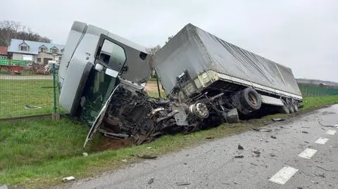 Czołowe zderzenie na DK 50. Nie żyje kierowca bmw. Droga zablokowana