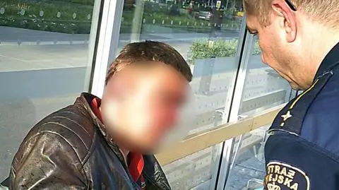 Złamany nos, zakrwawiona głowa, obrażenia ręki. Nie chciał wzywać karetki, bał się kosztów