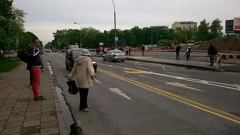 Do metra na dziko, między samochodami