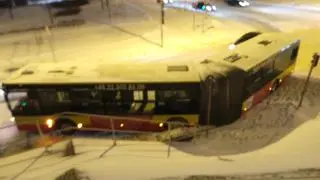 Autobus miejski utknął na Broniewskiego