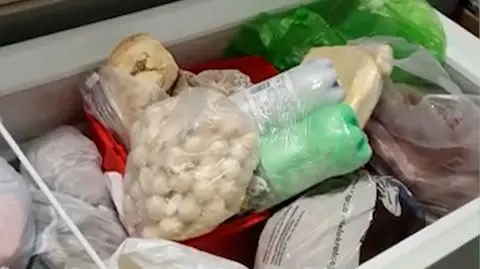 Celnicy sprawdzili mu bagaż, wiózł 32 kilogramy koniny. "Tłumaczył, że bagaże pakowała mu mama" 