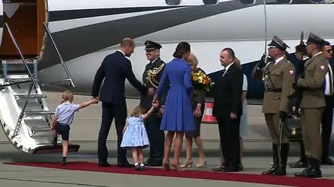 Szarpał i ciągnął rękę taty. Mały książę spieszył się na samolot
